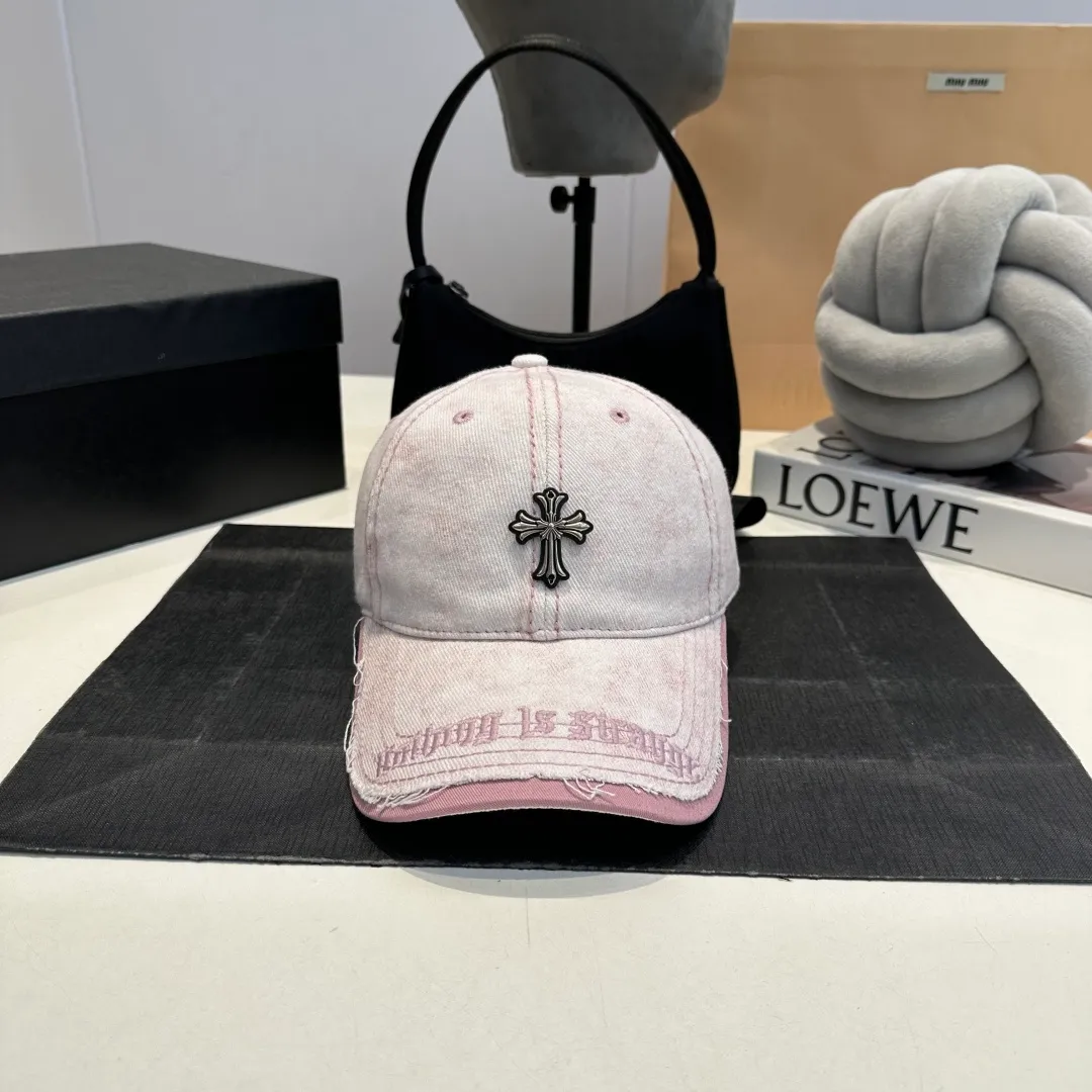 P60 Crow Heart 🆕🆕New baseball cap, stylish and classic cross logo, casual with a cool feeling, unisex style, same style for men and women! Very easy to match! Head circumference: 56-58cm is available
